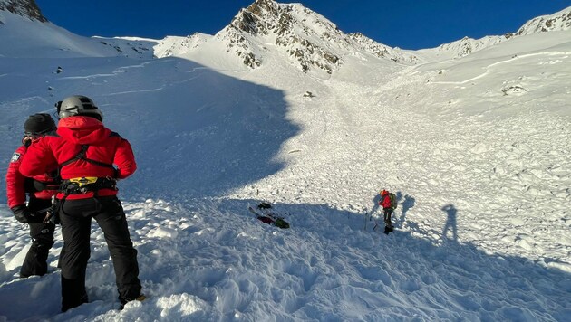 Einsatzkräfte Dienstagfrüh am Lawinenkegel. (Bild: zoom.tirol)