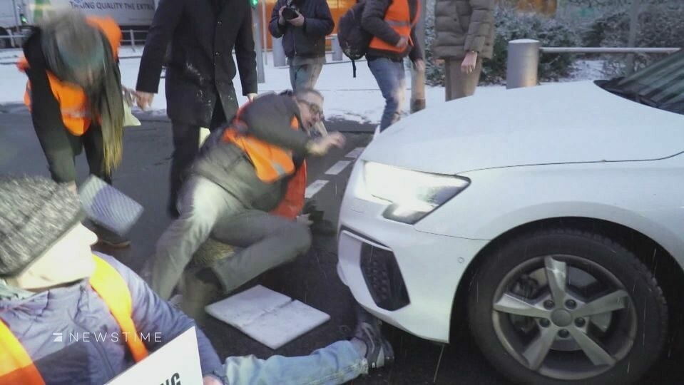 Blockade Eskaliert Berlin Autofahrer überrollt Fuß Von Klimaaktivist Kroneat