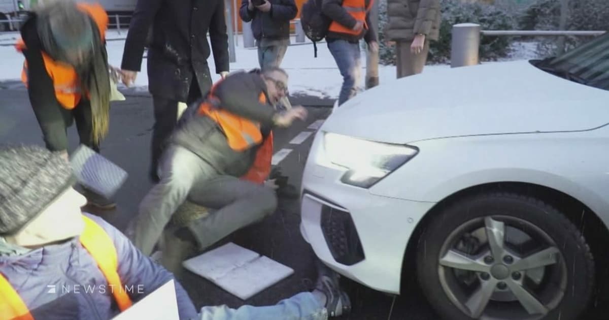 Blockade Eskaliert - Berlin: Autofahrer überrollt Fuß Von Klimaaktivist ...