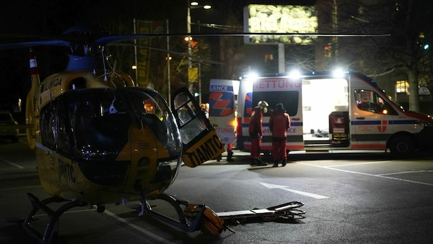 Der 50-jährige Arbeiter wurde mit dem Rettungshubschrauber ins Spital geflogen. (Bild: Berufsrettung Wien)