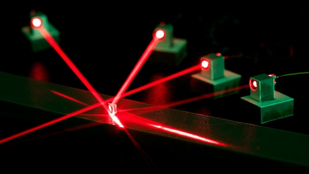 Experiment mit roten Lasern (Symbolbild) (Bild: stock.adobe.com)