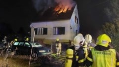 Montagnacht war das Feuer ausgebrochen. Der obere Stock stand in Vollbrand (Bild: FF Hart bei Graz)