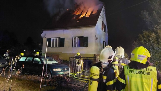 Montagnacht war das Feuer ausgebrochen. Der obere Stock stand in Vollbrand (Bild: FF Hart bei Graz)