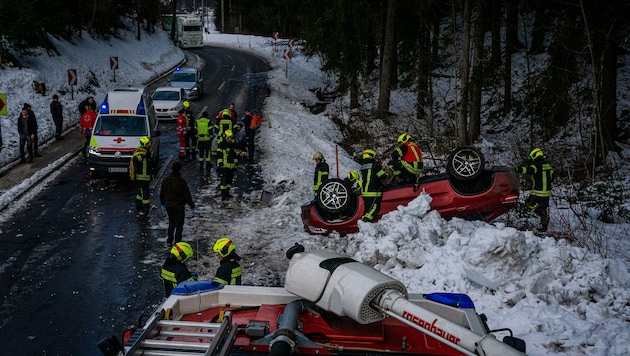 Die Feuerwehrleute bargen den verunfallten Fluchtwagen in Windischgarsten (Bild: FF Windischgarsten)