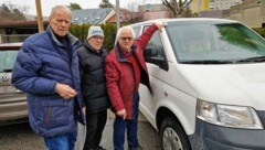 Johann Reiterer und Heinz Capka, zwei verärgerte Autobesitzer mit Floridsdorfer Alt-Bezirksrat Hans Jörg Schimanek (WIFF) (v. re. n. li.). (Bild: Franz Hödl, Krone KREATIV)