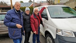 Johann Reiterer und Heinz Capka, zwei verärgerte Autobesitzer mit Floridsdorfer Alt-Bezirksrat Hans Jörg Schimanek (WIFF) (v. re. n. li.). (Bild: Franz Hödl, Krone KREATIV)