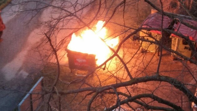 Nina S. fing die gespenstischen Szenen ein, als vergangene Woche - wieder einmal - ein Müllcontainer brannte. (Bild: zVg)