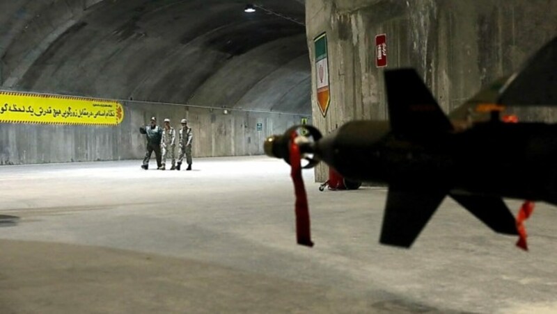 Führung der Armeeführung des Landes durch die unterirdische Basis (Bild: APA/AFP/Iranian Army Office)