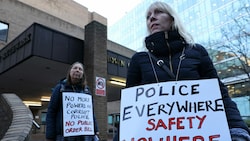 Während des Prozesses gegen den Londoner Polizisten demonstrierten Menschen gegen Polizeigewalt. (Bild: Adrian Dennis/AFP)