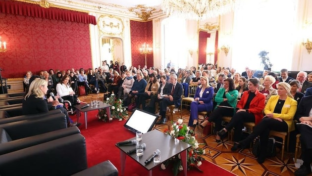 Das Osttiroler Konzept wurde in der Wiener Hofburg präsentiert. (Bild: Sozialpartner:innen_IV/APA-Fotoservice/Schedl)