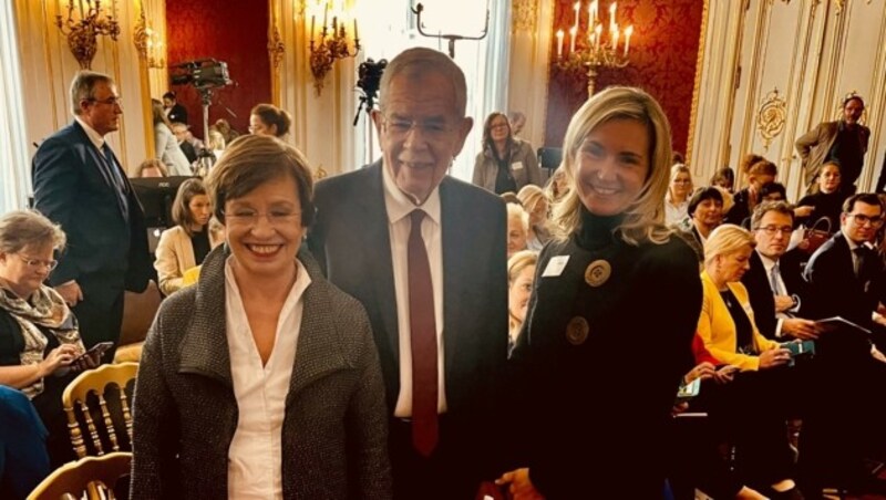 Bundespräsident Alexander Van der Bellen mit Gattin Doris (links) und OKZ-Geschäftsführerin Sabine Bodner. (Bild: OKZ Lienz)