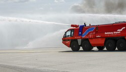 Wegen diesen Löschschaums sickerte bis 2018 die Chemikalie PFAS in das Erdreich ein. Auf den Salzburg Airport kommen extrem hohe Sanierungskosten zu. (Bild: Tschepp Markus)