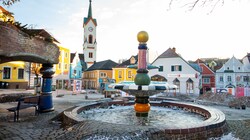 Hoffnung für die Kaffeehaus-Szene in Zwettl kommt beim Hundertwasserbrunnen auf. (Bild: KLAUS SCHINDLER)