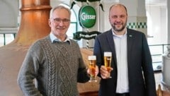 Andreas Werner (l.), Chef-Brauer der gesamten Süd-Region, und der neue Braumeister von Gösser, Michael Zotter (r.). (Bild: Sepp Pail)