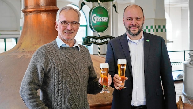 Andreas Werner (l.), Chef-Brauer der gesamten Süd-Region, und der neue Braumeister von Gösser, Michael Zotter (r.). (Bild: Sepp Pail)