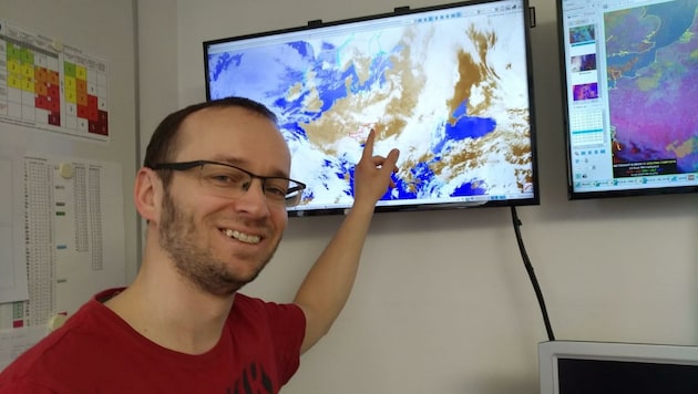Christian Ortner ist Meterologe bei GeoSphere Austria erklärt die aktuelle Wetterlage. (Bild: Yasmin Markl, ZAMG)