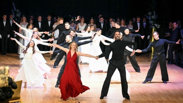 Die Eröffnungsshow mit 50 Debütanten-Paaren der Tanzschule Hippmann war das erste Highlight des Welser Stadtballs. (Bild: Markus Wenzel)