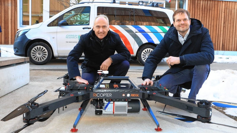 Heinz Mayer, Geschäftsführer Joanneum Research, und Matthias Rüther, Direktor von Digital, mit einer Drone, die präzise Vermessungen durchführen kann. (Bild: Rojsek-Wiedergut Uta)