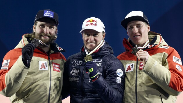 Raphael Haaser (rechts) mit Marco Schwarz (links) und Alexis Pinturault bei der Medaillenzeremonie (Bild: Copyright 2023 The Associated Press. All rights reserved)