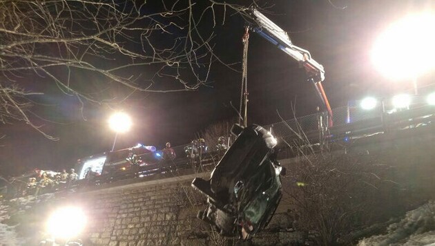 Ein Kran hob den Pkw zurück auf die Straße (Bild: FF St. Johann)