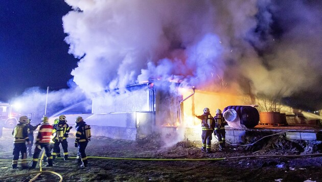 Sieben Feuerwehren kämpften gegen die Flammen in Mattighofen (Bild: Manfred Fesl)