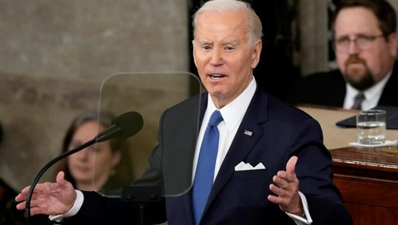 Präsident Joe Biden wirbt für seine Politik. Der 80-Jährige lässt sich mit seiner Entscheidung, ob er für eine weitere Amtszeit antreten möchte, noch Zeit. (Bild: AP)