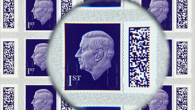 Die Royal Mail zeigte die neuen Briefmarken mit König Charles III. (Bild: APA/AFP/ROYAL MAIL GROUP)