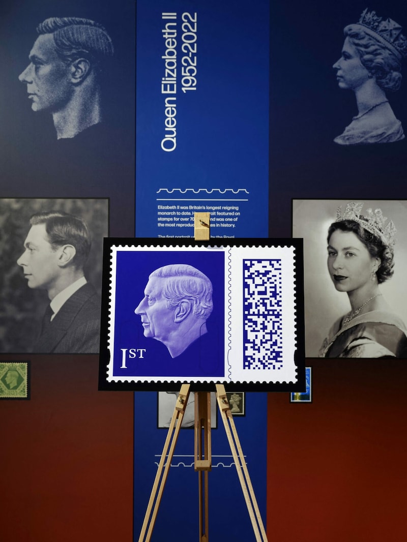 Die Briefmarken mit König Charles sind ab 4. April in Umlauf. Gleichzeitig dürfen Briten aber auch noch Briefmarken mit Queen Elizabeth picken. (Bild: APA/AFP/ROYAL MAIL GROUP)