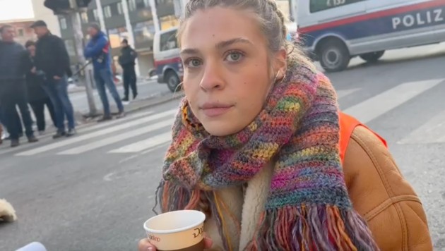 Anja Windl bei einer Straßenblockade in Klagenfurt (Bild: Jennifer Kapellari)