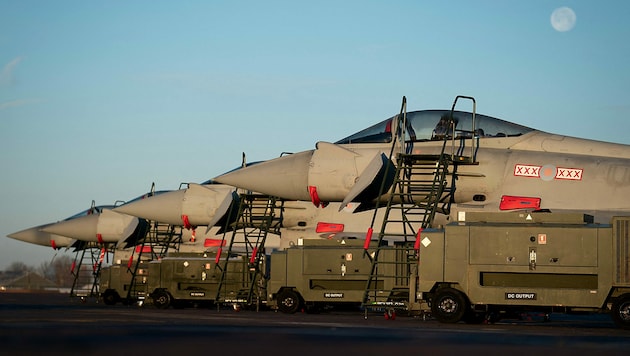 Die ukrainischen Piloten sollen laut Angaben aus dem Büro des Premierministers durch die Trainings in der Lage sein, „hochmoderne Flugzeuge nach NATO-Standards“ fliegen zu können. (Bild: APA/AFP/POOL/Joe Giddens)