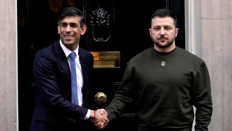 Premierminister Rishi Sunak empfing Präsident Wolodymyr Selenskyj in Downing Street 10. Es gibt neue Militärhilfe für die Ukraine und neue Sanktionen für Russland. (Bild: AP)