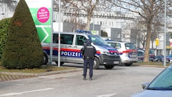 Einsatzkräfte am Tatort in Wien-Simmering (Bild: Andi Schiel)