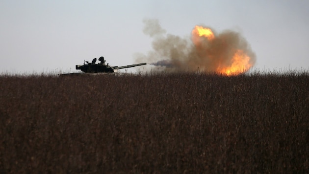 Derzeit ist die ukrainische Armee vor allem damit beschäftigt, russische Truppen zurückzuhalten - im Falle eines Angriffs unmittelbar aus dem Nachbarland schließt man aber etwaige Gegenwehr nicht aus. (Bild: AFP/Anatolii Stepanov)