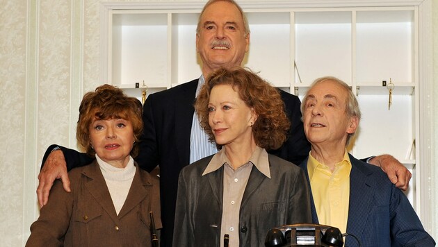 Prunella Scales, John Cleese, Connie Booth und Andrew Sachs bei einer „Fawlty Towers“-Reunion im Jahr 2009 (Bild: APA/AFP Photo/Leon Neal LEON NEAL / AFP)