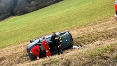 Der Lenker musste mit dem Notarzthubschrauber ins Spital geflogen werden. (Bild: Christian schulter, Krone KREATIV)