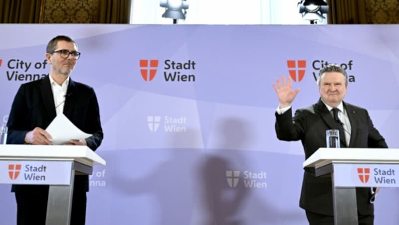 Michael Binder, medizinischer Direktor des Wiener Gesundheitsverbundes bei der Pressekonferenz zusammen mit dem Wiener Bürgermeister Ludwig (Bild: APA/HANS KLAUS TECHT)