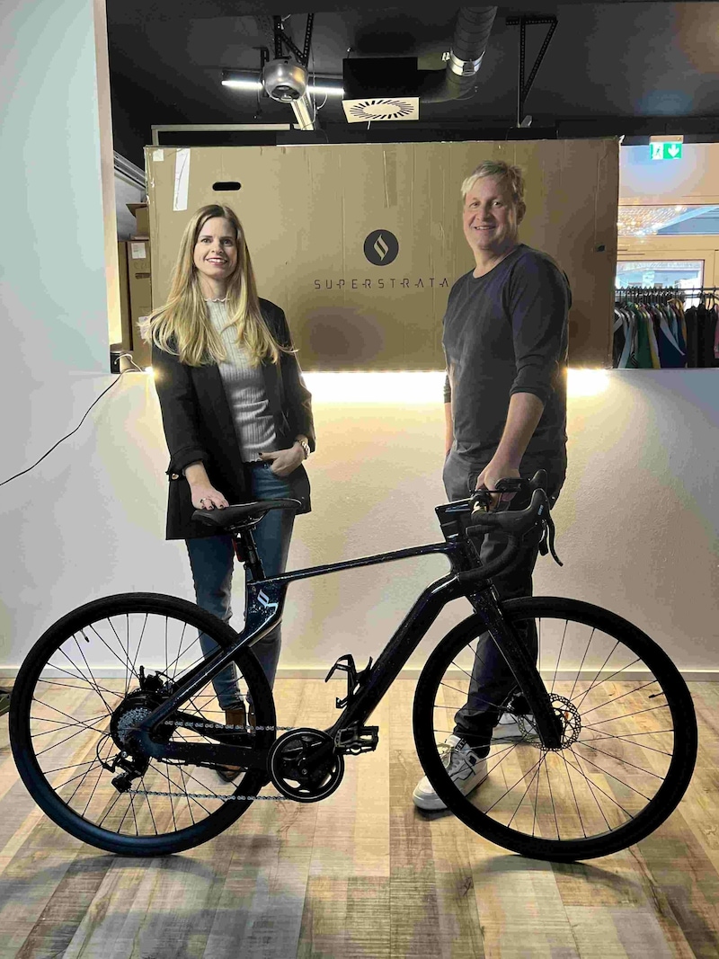 Kreidl und Hirschhuber mit einem Bike aus dem 3D-Drucker (Bild: Super Mobility)