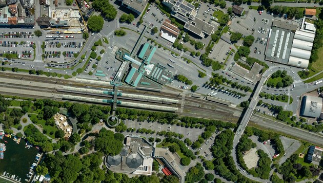 Bahn und Straße trennen die Stadt vom See. Der schäbige Parkplatz in Bahnhofsnähe trägt ebenso wenig zum Wohlfühlen bei. (Bild: Stiplovsek Dietmar)