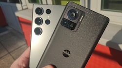 Das Samsung Galaxy S23 Ultra und das Motorola Edge 30 Ultra: Beide Geräte bieten eine 200-Megapixel-Kamera, spielen aber in verschiedenen Preissegmenten. (Bild: Dominik Erlinger)