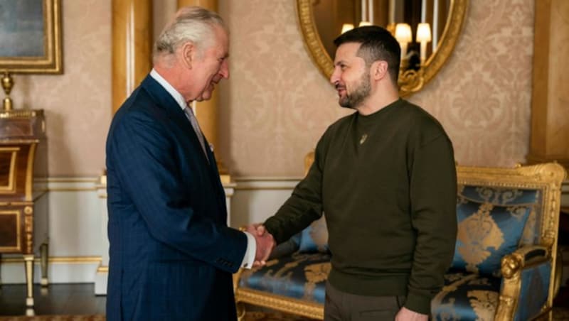 Selenskyj bei König Charles im Buckingham-Palast (Bild: AP)