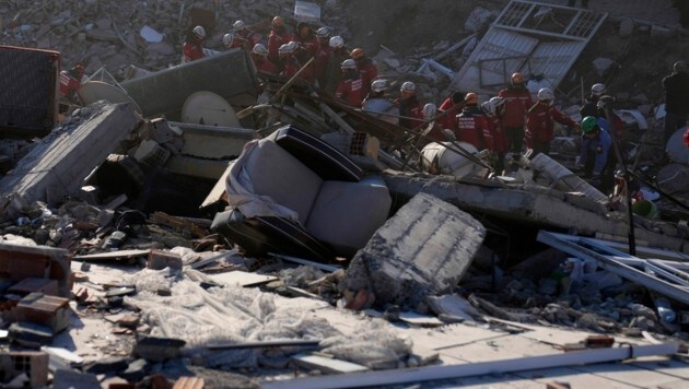 Die Rettungsteams suchen mit Hochdruck nach möglichen Überlebenden. (Bild: AP/Hussein Malla)