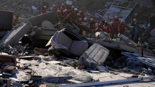 Die Rettungsteams suchen mit Hochdruck nach möglichen Überlebenden. (Bild: AP/Hussein Malla)
