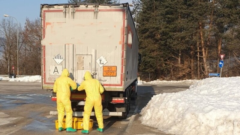 Eine Säure trat aus einem Lkw aus: Vier Feuerwehren rückten aus, um den Gefahrenstoff zu binden (Bild: feuerwehr-villach.at)