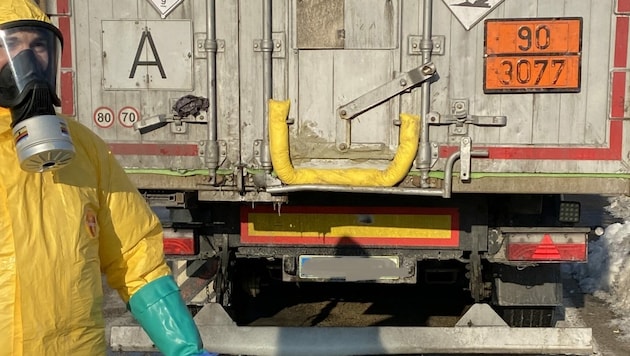 Gefahrenklasse 90: Es handelte sich um eine Säure, die aus dem Lkw auf dem Parkplatz an der Karawankenautobahn austrat. (Bild: feuerwehr-villach.at)