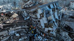 Besonders dramatisch sind die Schäden an den zahlreichen Gebäuden in der Region - die Todeszahlen steigen noch immer rasant an. (Bild: AP/DIA/Ahmet Akpolat)