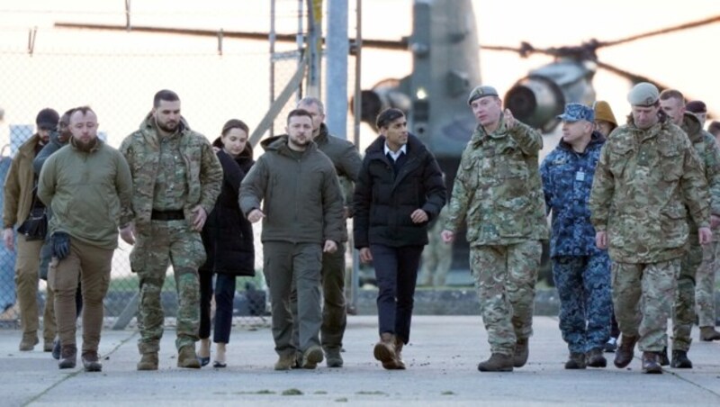 Selenskyj (Mitte li.) und Sunak besuchten ukrainische Soldaten, die an britischen Challenger-2-Panzern ausgebildet werden. (Bild: APA/AFP/POOL/Andrew Matthews)