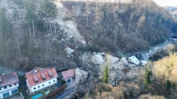 Geologen haben sich die Abbruchstelle aus der Luft angesehen. Der riesige Felsen schrammte knapp an Häusern vorbei. (Bild: Kerschbaummayr Werner)