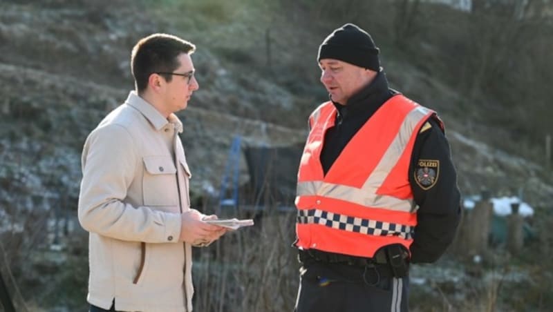 „Krone“-Redakteur Philipp Zimmermann im Gespräch mit Einsatzleiter Christian Moser. (Bild: Wenzel Markus)