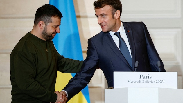 Selenskyj traf in Paris noch am Mittwochabend mit Frankreichs Präsident Emmanuel Macron zusammen. (Bild: AFP)