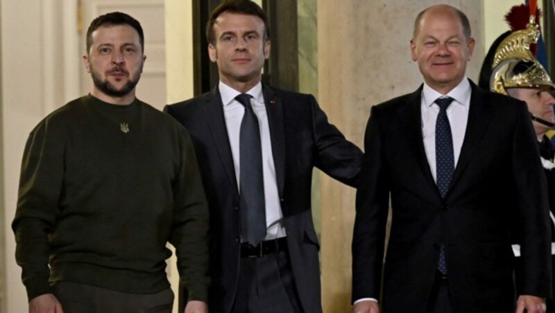 Der ukrainische Präsident Wolodymyr Selenskyj, Frankreichs Präsident Emmanuel Macron und Deutschlands Kanzler Olaf Scholz (Bild: AFP)